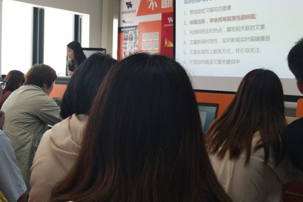 北京蜂窩不銹鋼板員工學(xué)習(xí)中 北京蜂窩不銹鋼板員工學(xué)習(xí)中